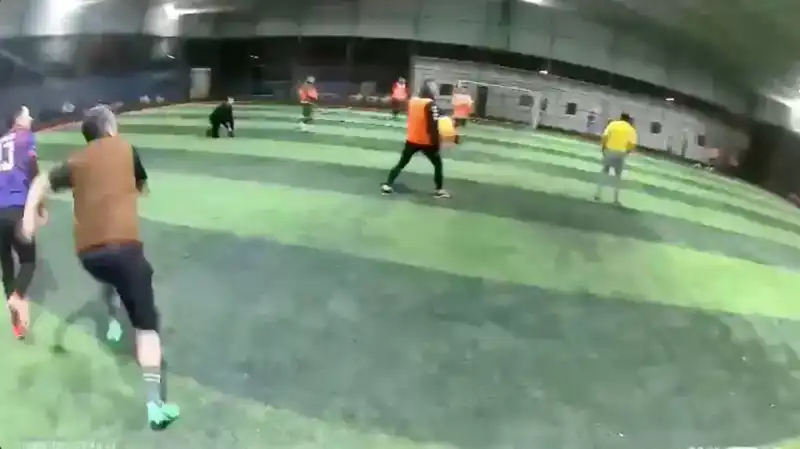 Halı Sahada Şok Gelişme: Çatı Çöktü, Futbolcular Kaçıştı!