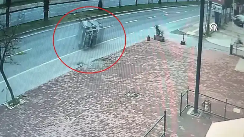 Korkunç Kaza Güvenlik Kamerasında: İki Kişi Yaralandı!