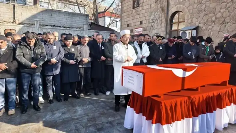 Şehit Cenazesinde Yürek Burkan An: Baba Terlikleriyle Saf Tuttu