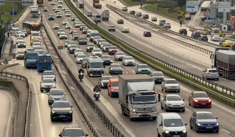 İstanbul Sabah Trafiği: Anadolu Yakası'nda Araçlar Yavaş İlerliyor