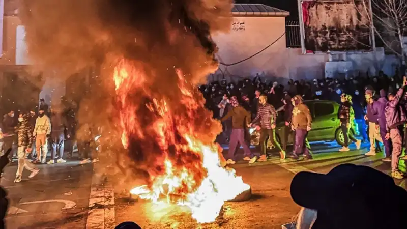 İran’daki Protestolar: Can Kaybı 2 Bini Aştı, Nedenleri ve Sonuçları